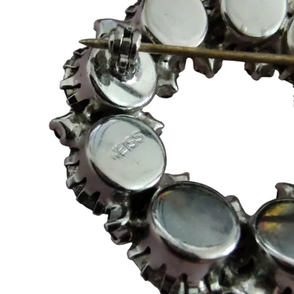 Vintage Albert Weiss Rhinestone Wreath Brooch – Signed - Picture 6 of 7